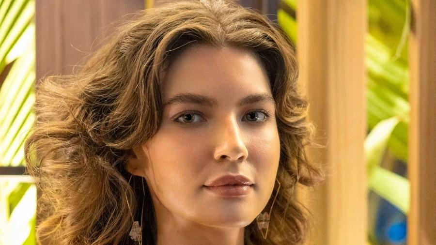 Alanis Guillen assume romance e quebra padrões!